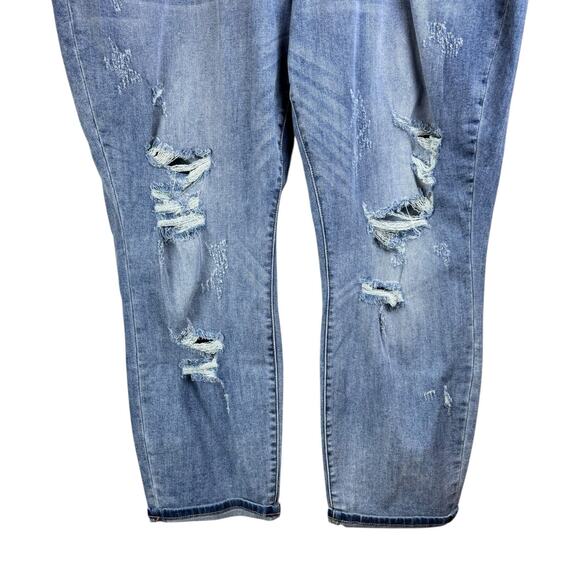 Judy Blue NWT 24W Boyfriend Fit Mid Rise Medium Wash Cropped Distressed Jeans - Picture 5 of 10